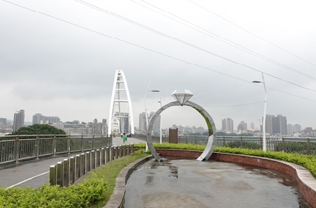廟街枋橋攬新月